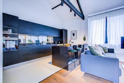 Stunning Penthouse Apartment Close to Queen's Park - image 3