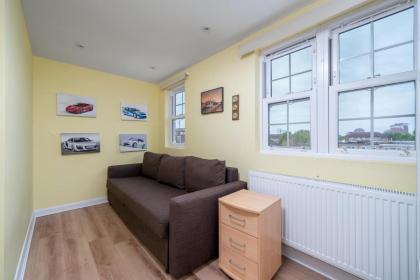 Cosy 3 Bed Home nr Canary Wharf - image 11