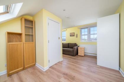 Cosy 3 Bed Home nr Canary Wharf - image 13