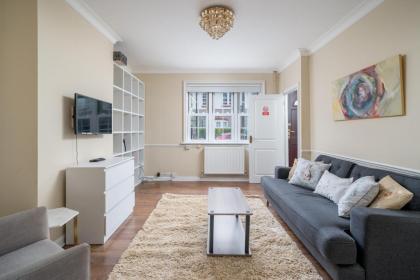 Cosy 3 Bed Home nr Canary Wharf - image 2