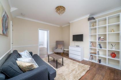 Cosy 3 Bed Home nr Canary Wharf - image 3