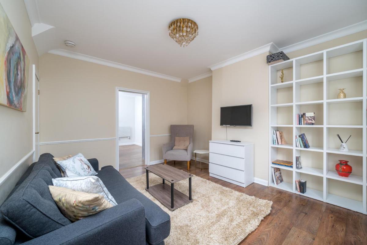 Cosy 3 Bed Home nr Canary Wharf - image 3