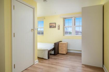 Cosy 3 Bed Home nr Canary Wharf - image 9