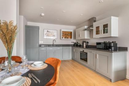 Chic 2BR Apartment in Stunning Farringdon - image 13