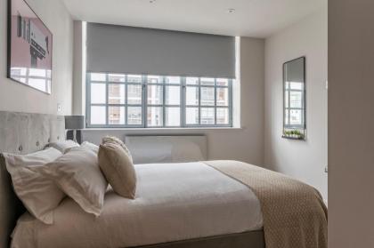 Chic 2BR Apartment in Stunning Clerkenwell - image 8