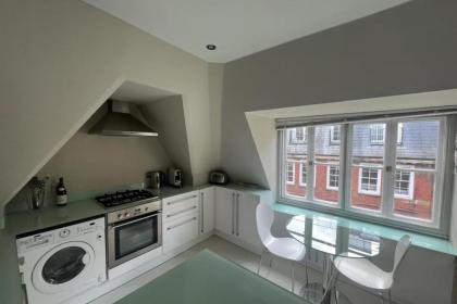 Modern Top Floor 2BD Flat - Kensington - image 3