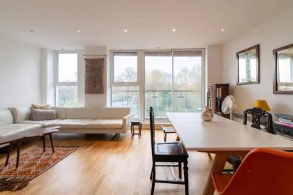 Beautiful Waterfront 1BD Flat - Bethnal Green - image 2