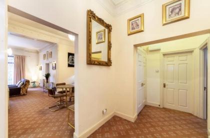 Large 3-Bed Apartment in London Kensington Gardens - image 13