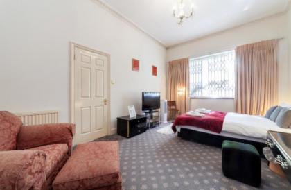 Large 3-Bed Apartment in London Kensington Gardens - image 18