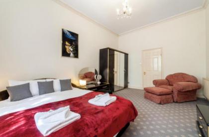 Large 3-Bed Apartment in London Kensington Gardens - image 3