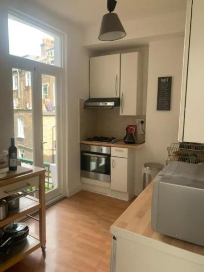 Welcoming 2BD Flat with Balcony - Maida Vale - image 8