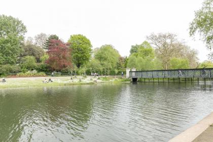 Light filled studio with view of Regents Park - image 10