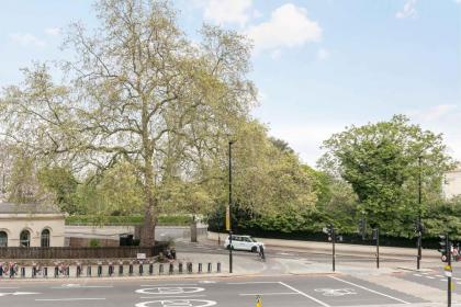 Light filled studio with view of Regents Park - image 5