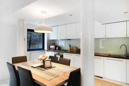 Spacious 2 bedroom Apartment in Camden - image 11