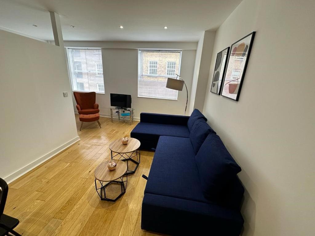 New 2A Soho Studios by Indigo Flats Sleeps 4 - image 3