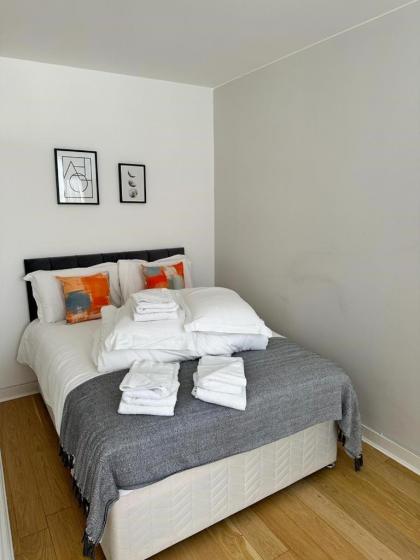 New 2A Soho Studios by Indigo Flats Sleeps 4 - image 9