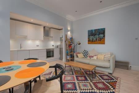 Trendy Hampstead Flat RH7 - main image