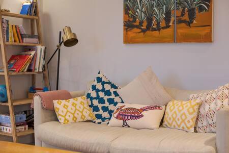 Trendy Hampstead Flat RH7 - image 3