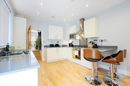 Luxury 3 Bedroom 2 bathroom House Fulham SW6 By 360Stays - image 11