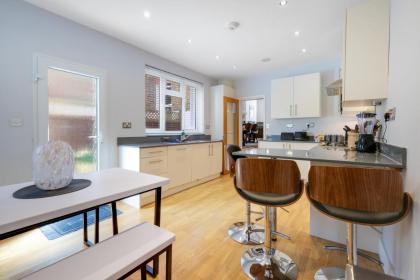 Luxury 3 Bedroom 2 bathroom House Fulham SW6 By 360Stays - image 13