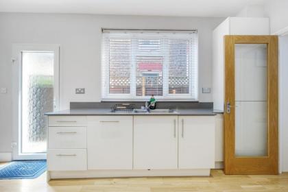 Luxury 3 Bedroom 2 bathroom House Fulham SW6 By 360Stays - image 14