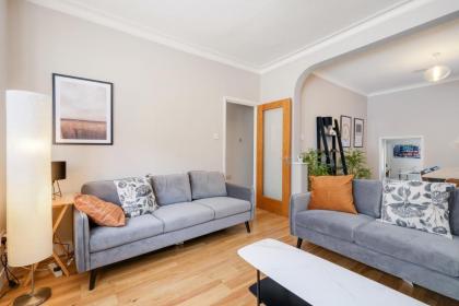 Luxury 3 Bedroom 2 bathroom House Fulham SW6 By 360Stays - image 2