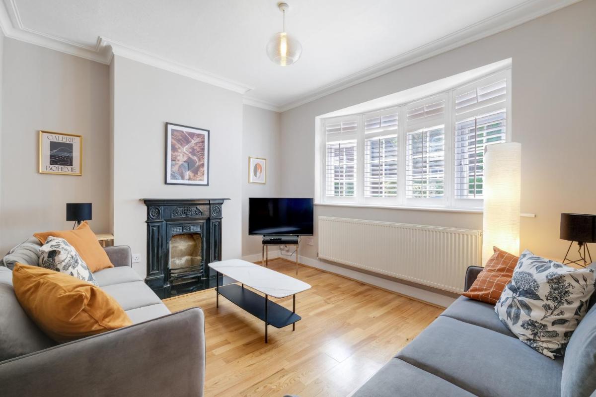 Luxury 3 Bedroom 2 bathroom House Fulham SW6 By 360Stays - image 3