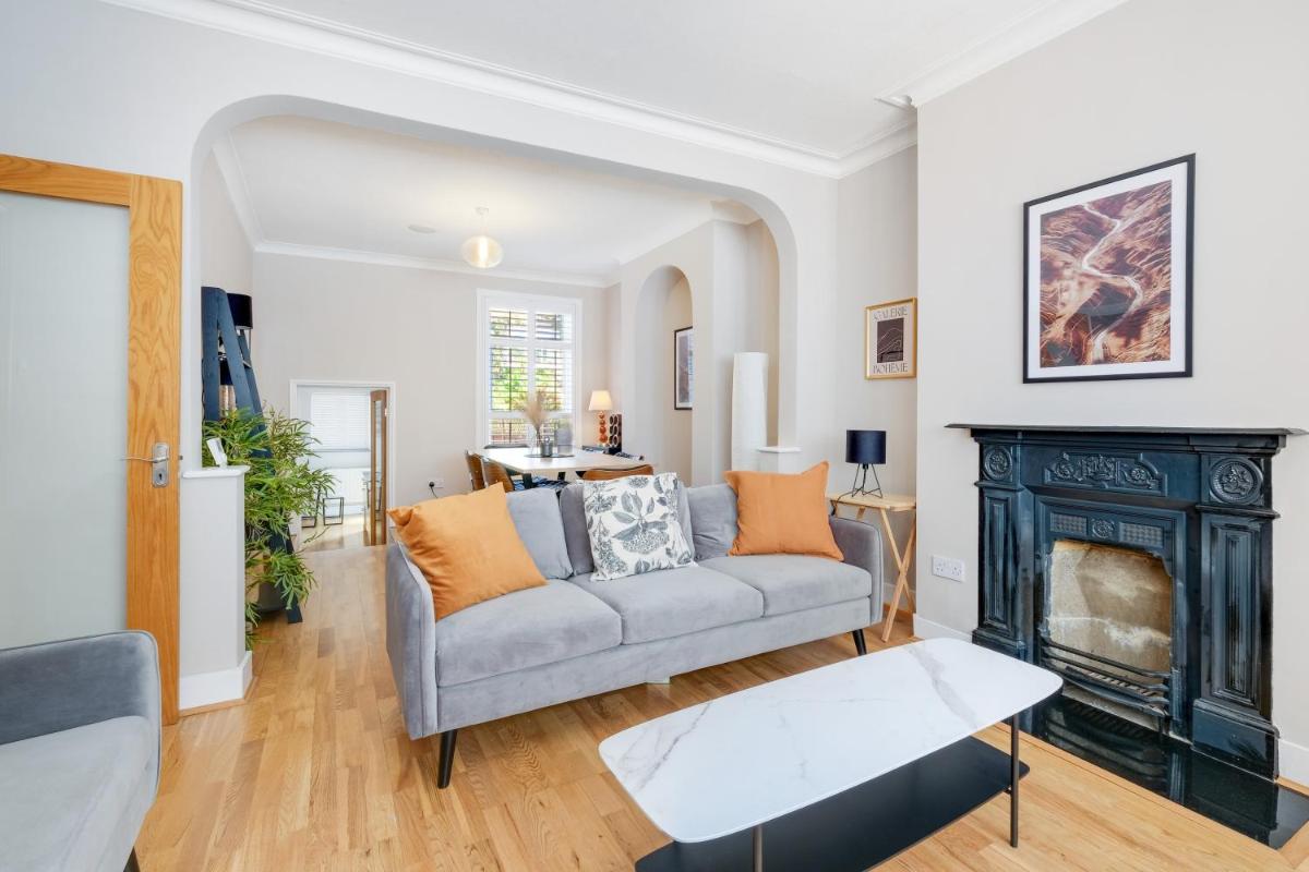 Luxury 3 Bedroom 2 bathroom House Fulham SW6 By 360Stays - image 5