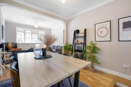 Luxury 3 Bedroom 2 bathroom House Fulham SW6 By 360Stays - image 9