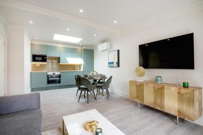 Marble Arch Suite 8-Hosted by Sweetstay - image 9