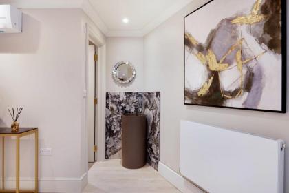 Marble Arch Suite 7-Hosted by Sweetstay - image 11