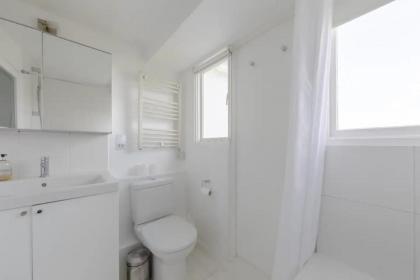 Compact & Light Studio Flat - Ladbroke Grove - image 3