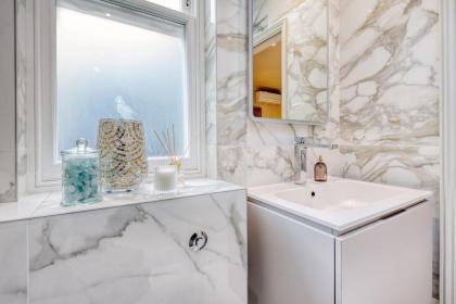 Marble Arch Suite 3-Hosted by Sweetstay - image 8