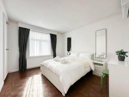 London's Charm Modern 2BR Marylebone's Best Spot - image 2