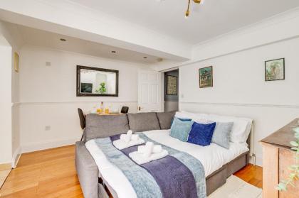 Luxury 1 Bed Apartment in East London - image 12