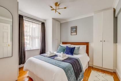 Luxury 1 Bed Apartment in East London - image 2