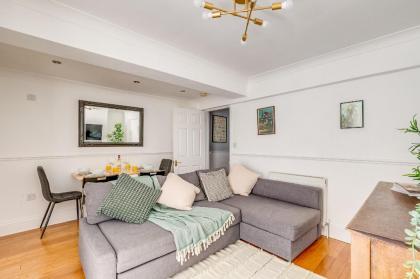 Luxury 1 Bed Apartment in East London - image 9