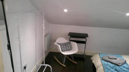 Stylish West London Getaway Apartment - Shepherd Bush - image 12