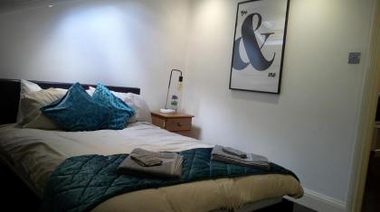 Stylish West London Getaway Apartment - Shepherd Bush - image 18