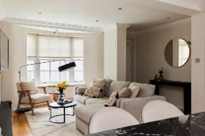 The South Kensington Wonder - Trendy 3BDR House with Garden - image 10