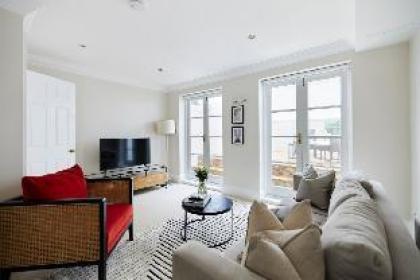 The South Kensington Wonder - Trendy 3BDR House with Garden - image 11