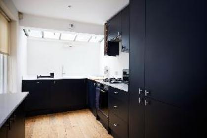 The South Kensington Wonder - Trendy 3BDR House with Garden - image 12