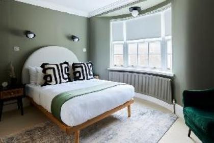 The South Kensington Wonder - Trendy 3BDR House with Garden - image 14