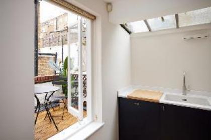 The South Kensington Wonder - Trendy 3BDR House with Garden - image 16