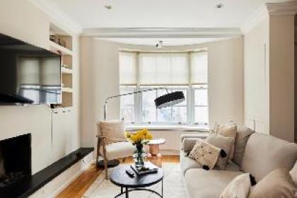 The South Kensington Wonder - Trendy 3BDR House with Garden - image 4