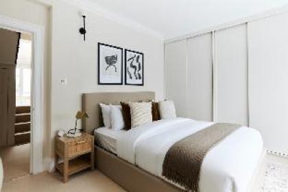 The South Kensington Wonder - Trendy 3BDR House with Garden - image 9