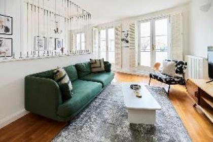 The London Nest - Trendy 3BDR House - image 2