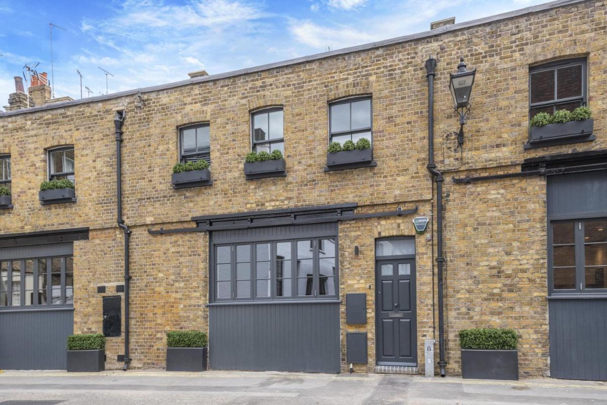 Iconic 2BR House Steps Away from Baker St - main image