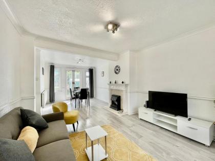 Modern 4 Bed Romford Home - Free Parking - image 14