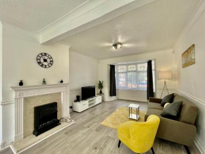 Modern 4 Bed Romford Home - Free Parking - image 16